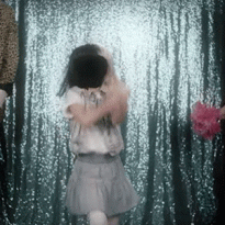 Детские танцы и фотостудия 80-х в новом клипе Sia