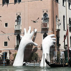 В Венеции появилась инсталляция в виде огромных рук