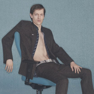 Balenciaga: мужская рекламная кампания с возрастной моделью и офисной мебелью