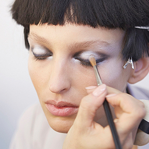 Как повторить контрастный макияж глаз с показа Giorgio Armani