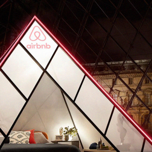 Политики раскритиковали Лувр за партнерство с Airbnb