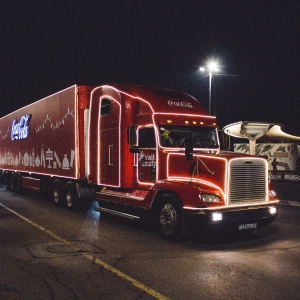 Красные грузовики Coca-Cola и говорящие конфетки M&amp;M's: 7 культовых новогодних кампаний брендов