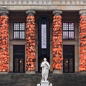 Ай Вэйвэй разместил на колоннах Берлинского концертного зала 14 тысяч спасательных жилетов