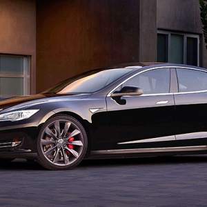 Медленно, но верно: смотрим, как Tesla сам себя припарковал