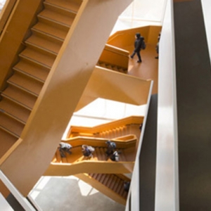 Оранжевая лестница-зигзаг в John Abbott College в Канаде