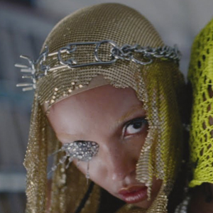 Dior времен Джона Гальяно, Versace и кибербарокко: чем интересен клип A$AP Rocky и FKA Twigs