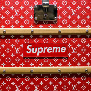 Названа цена чемодана из коллаборации Louis Vuitton Х Supreme