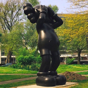 Стрит-арт-артист KAWS установит скульптуры по Амстердаму