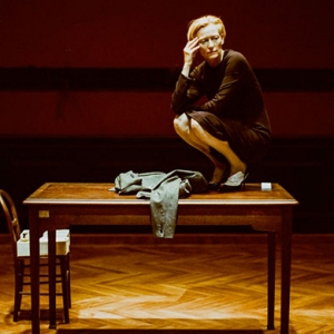 Тильда Суинтон выступает в постановке Palais Galliera в Париже