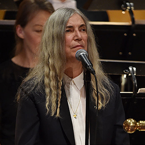 Видео дня: Патти Смит поет песню Боба Дилана на Нобелевской церемонии