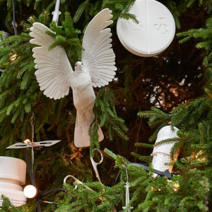 Рождество вокруг нас: Дэмиен Херст украсил елку