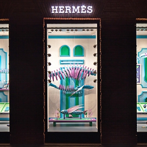 Арт-дуэт Zim & Zou оформил витрины для Hermès в Шанхае