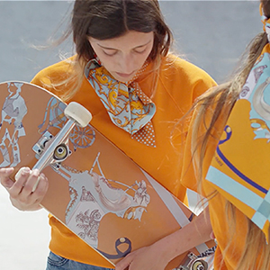 Hermès представил коллекцию шарфов клипом про скейтбордисток