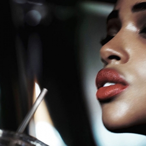 Первый взгляд: Айя Джонс в рекламной кампании Marc Jacobs Beauty