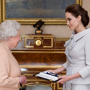 Елизавета II лично вручила Анджелине Джоли титул кавалерственной дамы