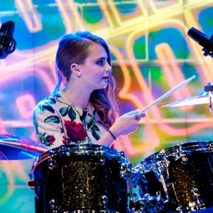 Кара Делевинь сыграла на барабанах на испанском телевидении