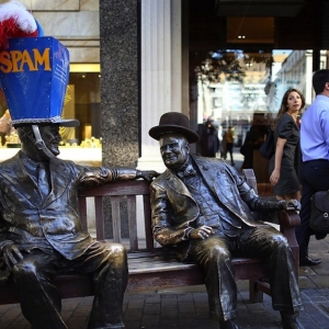 Британские статуи примерили шляпки