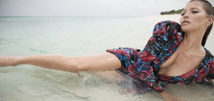 Кейт Мосс лежит на безлюдном пляже в новой кампании Saint Laurent