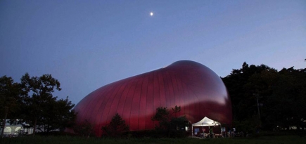Надувной концертный зал в Японии по проекту Аниша Капура