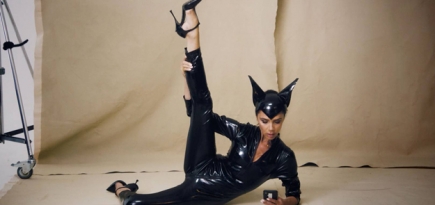 Виктория Бекхэм примерила костюм Женщины-кошки в новом видео Vogue UK