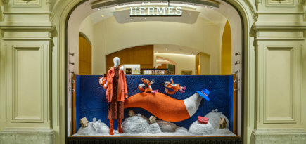 Hermès представил новогодние витрины со сказочными лисами и символами дома