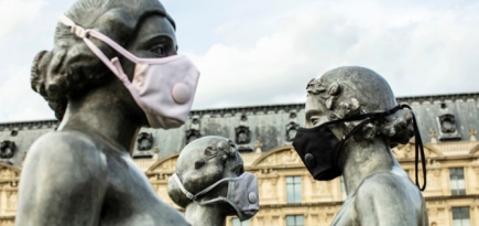 В Париже на статуи надели маски, чтобы привлечь внимание к загрязнению воздуха