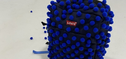 Художник Эрик Мусин кастомизирует рюкзаки Levi's в «Цветном»