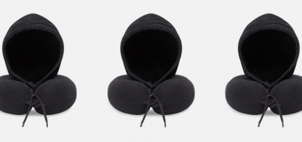 Balenciaga выпустил подушку для путешествий с капюшоном