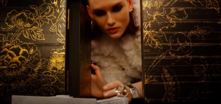 Chanel выпустил видео в стиле «Алисы в Стране чудес»
