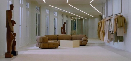 Симон Порт Жакмюс показал интерьеры парижского офиса своего бренда — с верандой и арт-мебелью