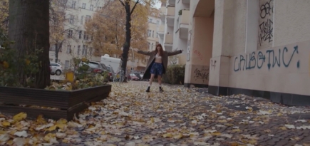 Муся Тотибадзе гуляет по осеннему Берлину в клипе на трек «Кто остановит этот дождь»