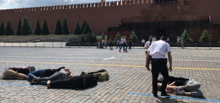 На Красной площади активисты выложили цифры «2036» телами на брусчатке. Их задержали