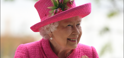 Королева Елизавета II делает себе макияж 364 дня в году