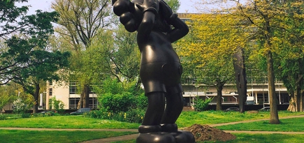 Стрит-арт-артист KAWS установит скульптуры по Амстердаму