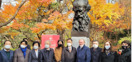 В Сеуле открылся памятник Льву Николаевичу Толстому