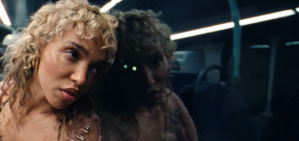 FKA Twigs едет на ночном автобусе в новом клипе «thank you song»