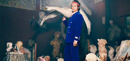 Гарри Стайлз позирует с лебедями и скульптурами в новой кампании Gucci