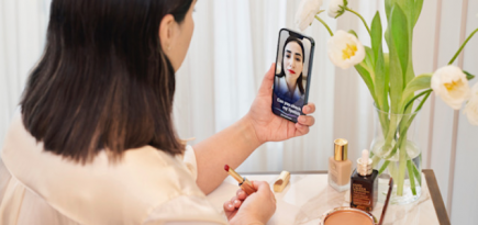 Estée Lauder Com. запустила приложение, помогающее людям с нарушениями зрения наносить макияж