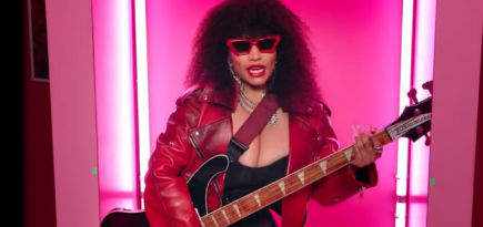 Ники Минаж примерила образ Барби в клипе на трек «Super Freaky Girl»