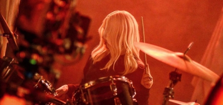 Донателла Версаче играет на барабанах в видеокампании для своего бренда