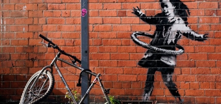 В Великобритании появилось новое граффити Бэнкси — девочка с обручем