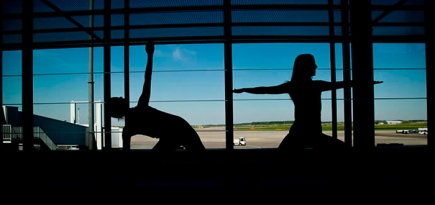 Аэропорт Хельсинки предлагает пассажирам занятия йогой