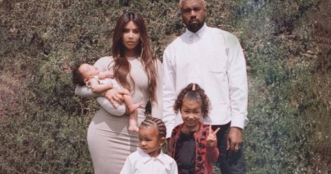 Ким Кардашьян выложила первое фото с семьей в полном составе