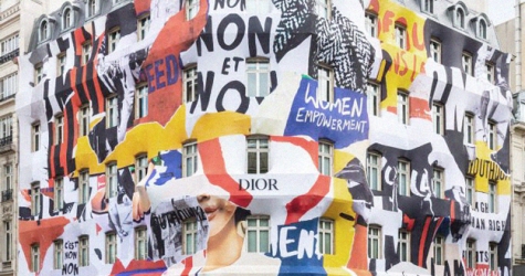 Мария Грация Кьюри «обклеила» штаб-квартиру Dior феминистскими слоганами