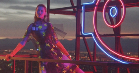 Огни Лас-Вегаса, неоновые вывески и Сара Полсон в новой кампании Prada
