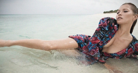 Кейт Мосс лежит на безлюдном пляже в новой кампании Saint Laurent
