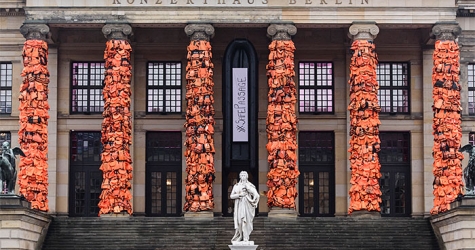 Ай Вэйвэй разместил на колоннах Берлинского концертного зала 14 тысяч спасательных жилетов