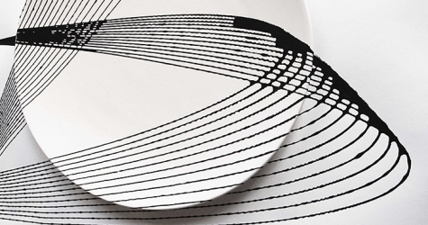 Голландский дизайнер раскрасил тарелки при помощи маятника