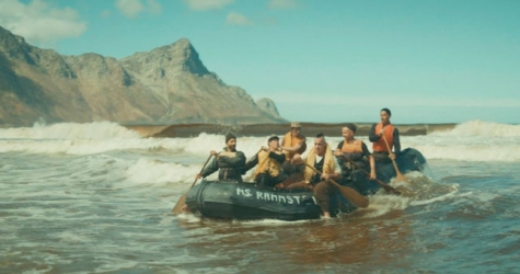 Музыканты Rammstein знакомятся с островитянами в видео на песню «Ausländer»