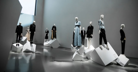 В Главном штабе Эрмитажа открылась выставка с архивными вещами Givenchy, Miu Miu и Brioni